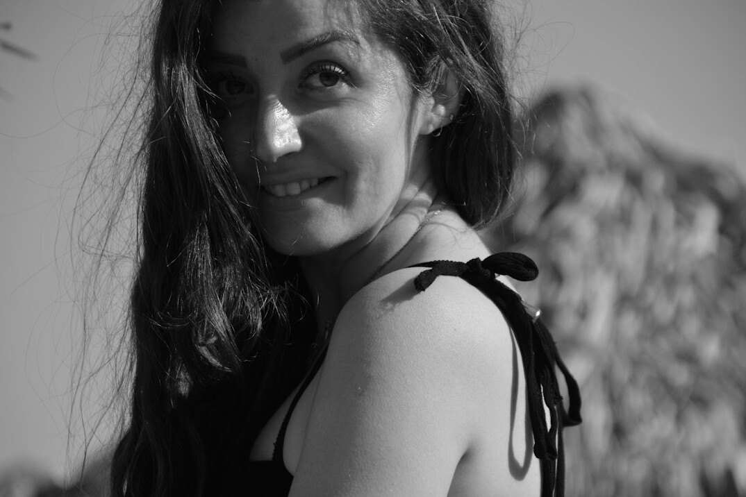Portrait of a smiling woman with shoulder-length hair